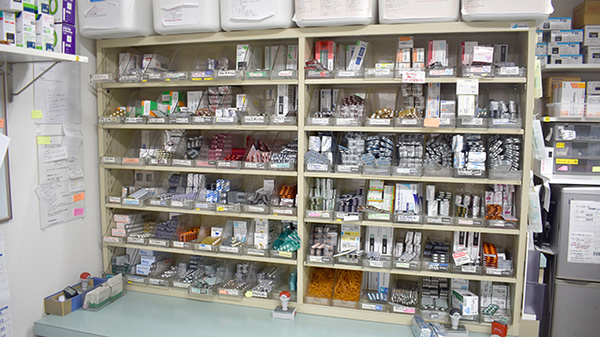 アクア薬局本店の薬棚