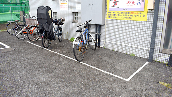 アクア薬局本店の駐輪場
