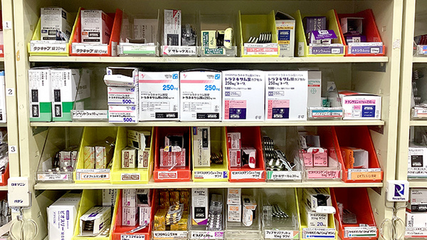 薬局トモズ大泉学園店の薬棚