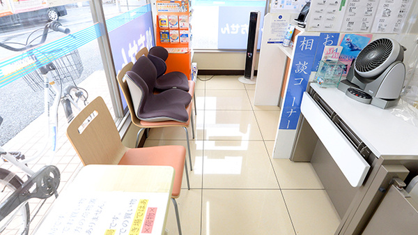 ローソンクオール薬局練馬大泉町三丁目店の待合スペース
