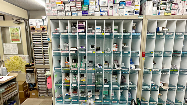 アルファ薬局江北店の薬棚