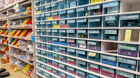 薬局トモズ葛飾青戸店の薬棚