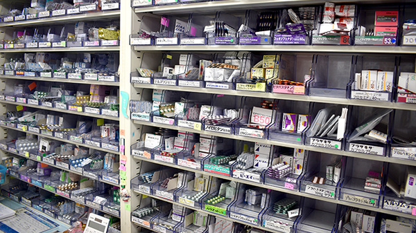 三光薬局小松川店の薬棚