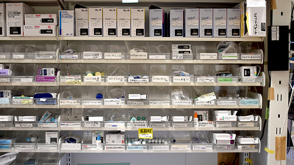 イオン薬局葛西店の薬棚