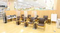 イオン薬局日の出店の待合スペース