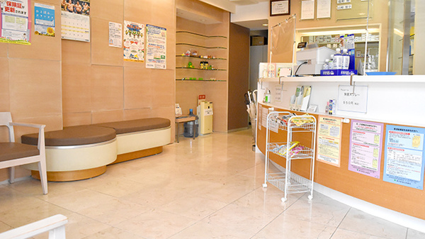 クローバー薬局　立川店の待合スペース