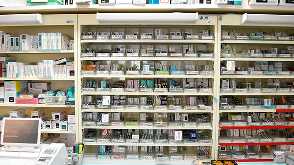 クローバー薬局　立川店の薬棚