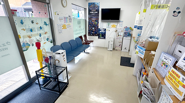 薬局ウェルファーマシーの待合スペース