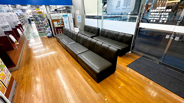薬局トモズ武蔵境店の待合スペース