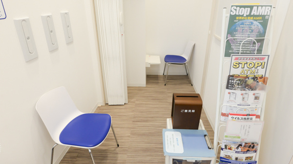 クオール薬局調布店の感染予防待合スペース