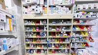 薬局トモズ京王リトナードつつじヶ丘店の薬棚