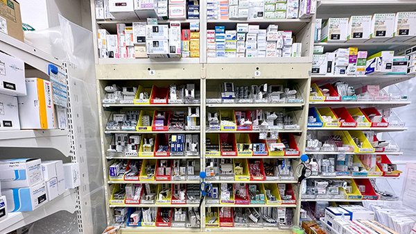 薬局トモズ京王リトナードつつじヶ丘店の薬棚