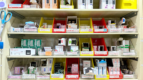 薬局トモズ花小金井店の薬棚