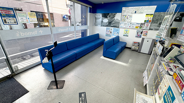 薬局トモズ清瀬店の待合スペース