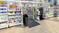 薬局トモズEmio東久留米店の入口
