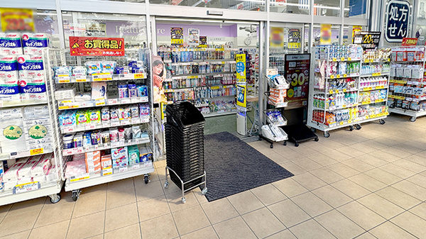 薬局トモズEmio東久留米店の入口