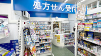 薬局トモズEmio東久留米店の入口