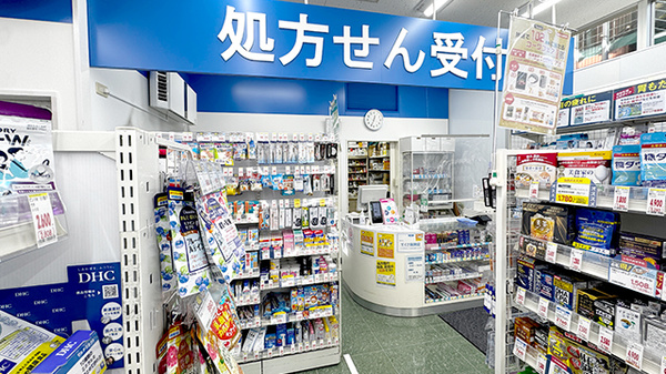 薬局トモズEmio東久留米店の入口