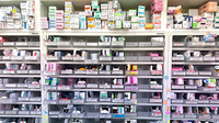 花野調剤薬局の薬棚