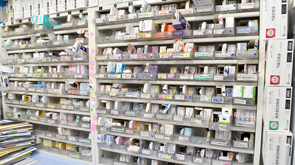 ウイン調剤薬局上末吉店の薬棚