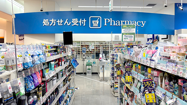 薬局トモズカトレヤプラザ伊勢佐木店の入口