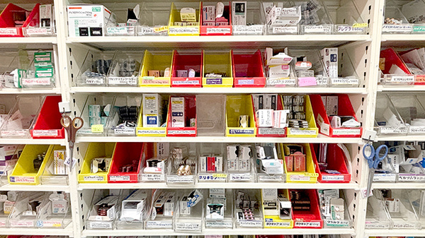 薬局トモズカトレヤプラザ伊勢佐木店の薬棚