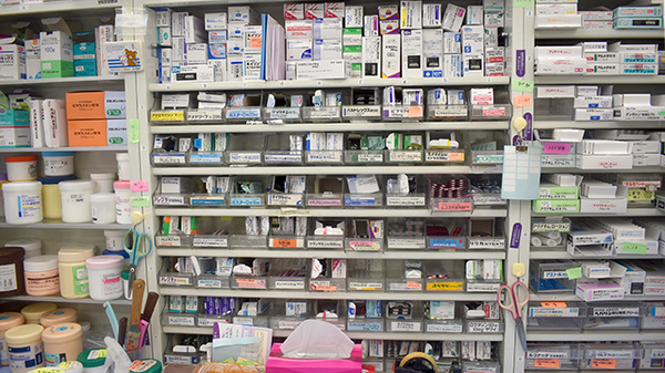 アクト調剤薬局の薬棚