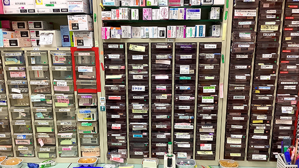 ファーマシー未来堂の薬棚