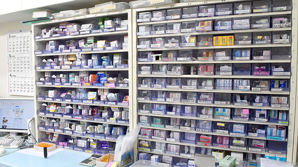 ウイン調剤薬局衣笠店の薬棚