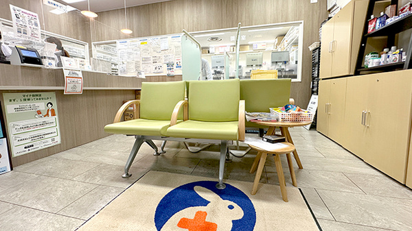 うさぎ薬局　大船店の待合スペース