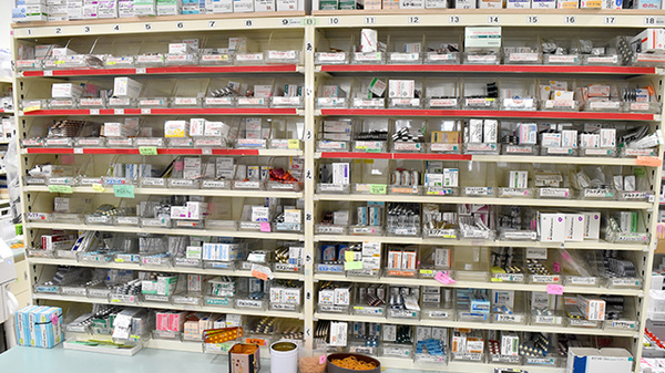 さなえ薬局辻堂店の薬棚