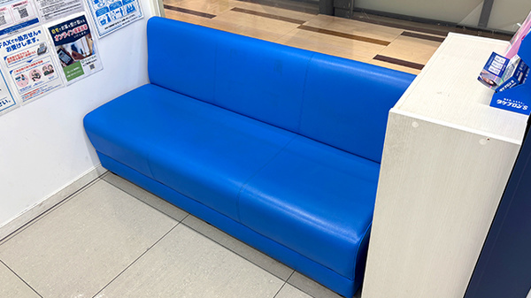 薬局トモズラスカ茅ヶ崎店の待合スペース
