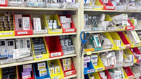 薬局トモズラスカ茅ヶ崎店の薬棚