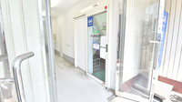 ＳＦＣ薬局逗子店の入口