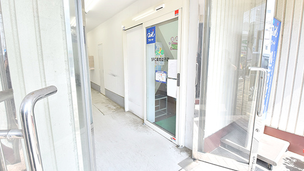 ＳＦＣ薬局逗子店の入口