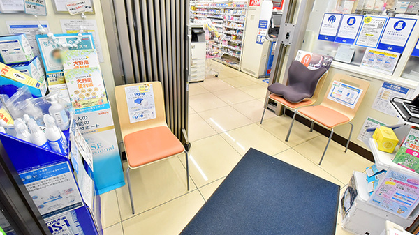 ローソンクオール薬局相模大野北口店の待合スペース