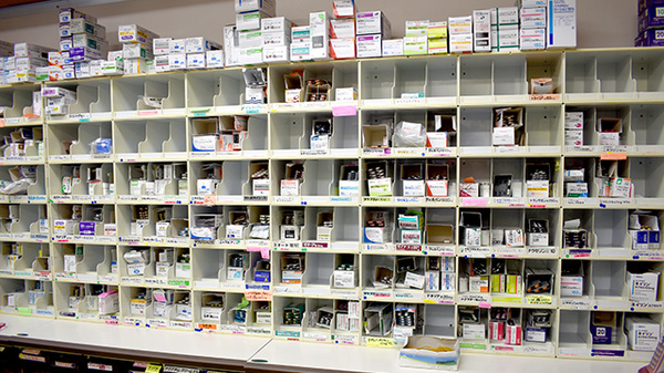 セブンス薬局中央林間店の薬棚