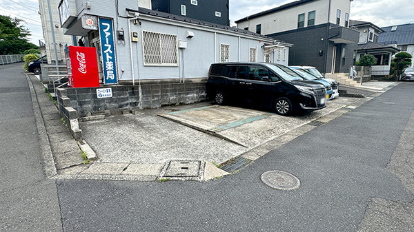 ファースト薬局の駐車場