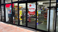 薬局トモズ青葉台店の入口