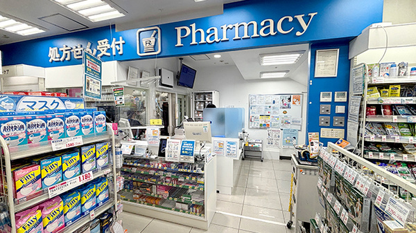薬局トモズ青葉台東急スクエア店の入口