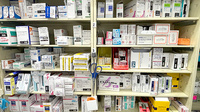 薬局トモズ青葉台東急スクエア店の薬棚