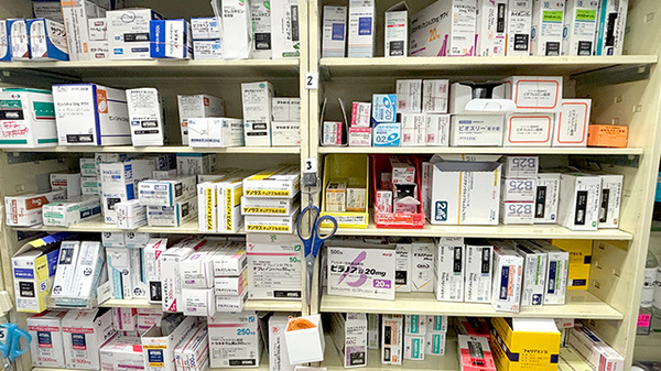 薬局トモズ青葉台東急スクエア店の薬棚