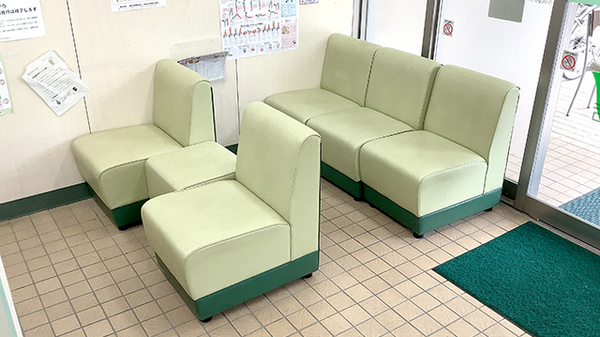 藤ファーマシー　すすき野店の待合スペース
