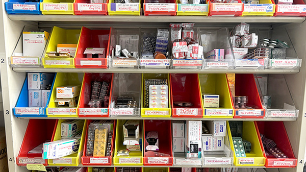 薬局トモズたまプラーザテラス店の薬棚