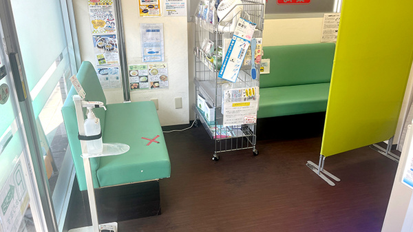 藤ファーマシー　嶮山公園店の待合スペース