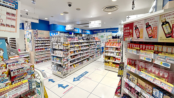 薬局トモズアトレ川崎店の入口