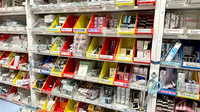 薬局トモズアトレ川崎店の薬棚