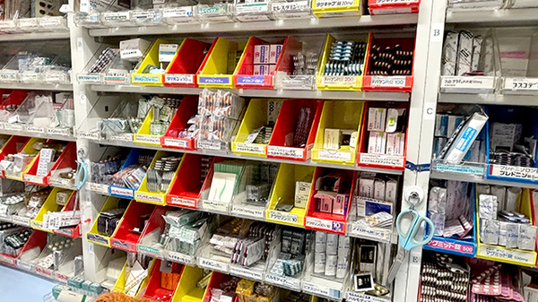 薬局トモズアトレ川崎店の薬棚