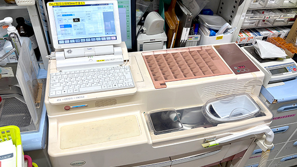 薬局トモズアトレ川崎店の調剤器具