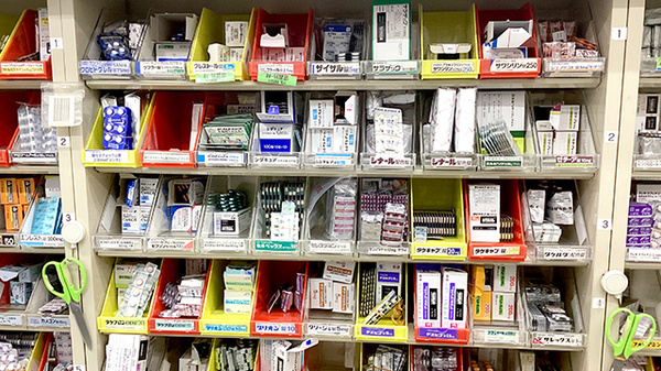 薬局トモズラゾーナ川崎店の薬棚